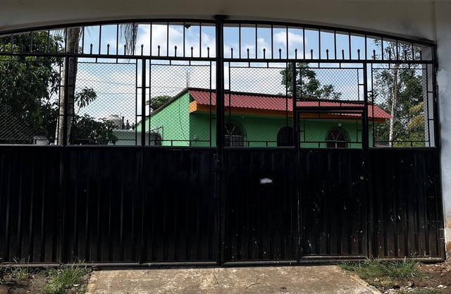 10 Minutes of irtra park! family sized house.n