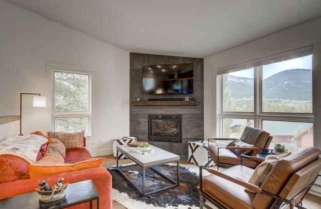 10-minutes to Ski Resort, 2.5-Bedroom, Mountain Views, Hot Tub/Sauna