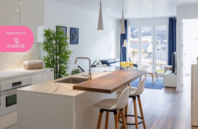 10 Minutes Walk from Downtown and Free Parking