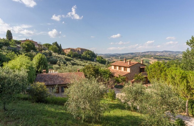 10 minutes walk from Todi center, with pool