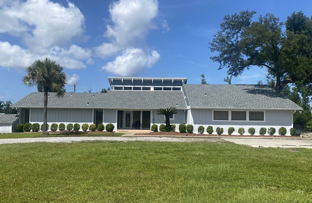 10% of a weeks stay pet friendly big backyard. Plenty of room for everyone!