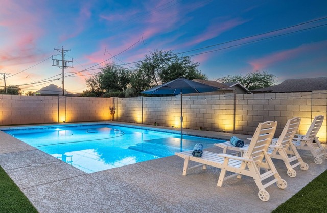 10% off Sept! 4 BR/3 BA, NEW POOL/Hot Tub, perfect location near Old Town!