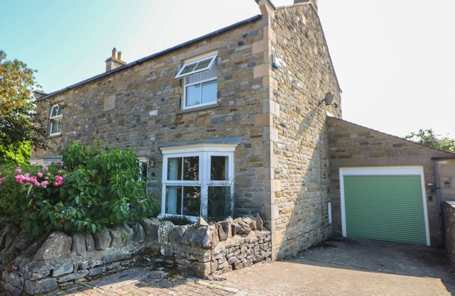 10 OLD SCHOOL CLOSE, pet friendly, with open fire in West Witton