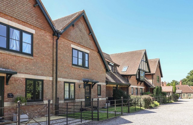 10 THE GARDENS, pet friendly, character holiday cottage in Lyme Regis