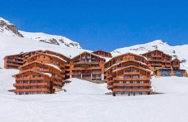 100m from ski slopes, fitness, swimming pool, sauna, jacuzzi, hammam, balcony, fireplace or stove