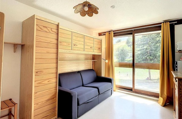 100m from ski slopes, 1st floor, view ski slopes, swimming pool, tv, ski locker, 22m², Le Corbier