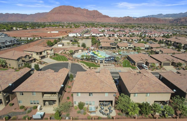 103/104 Retreat | Resort View, Private Hot Tub, Short Walking distance to Resort