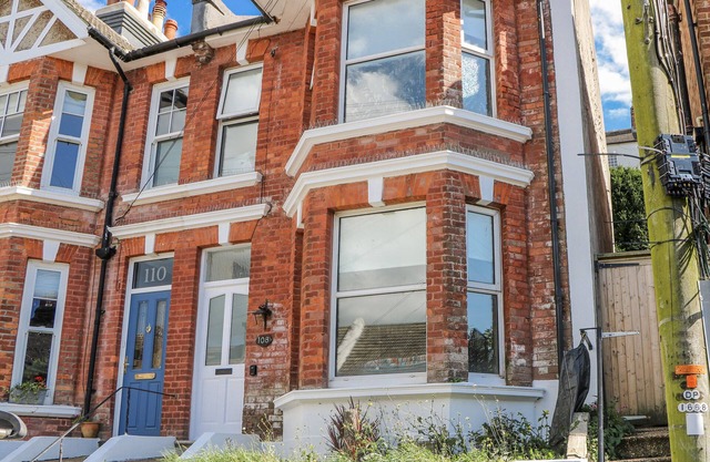 108 EMMANUEL ROAD, pet friendly, with a garden in Hastings