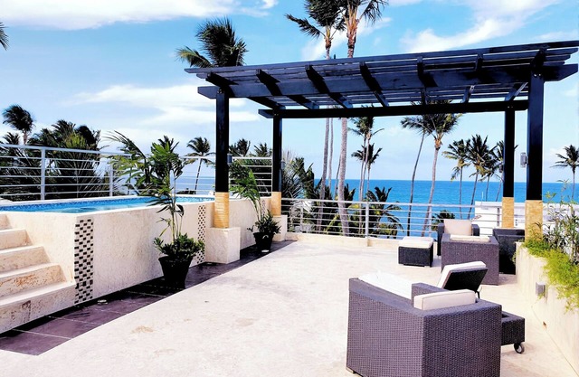 10BR Spacious Multi-Unit Retreat with Rooftop Plunge Pool - Walk to Beach +Bonus