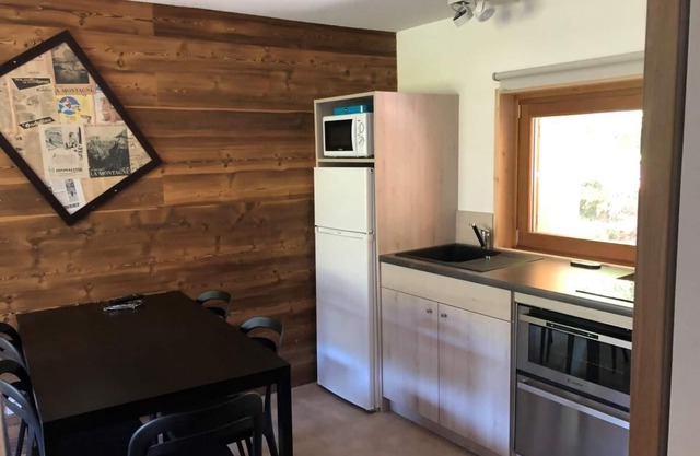 10m from ski slopes, swimming pool, sauna, hammam, parking, tv, ski locker, 28m²