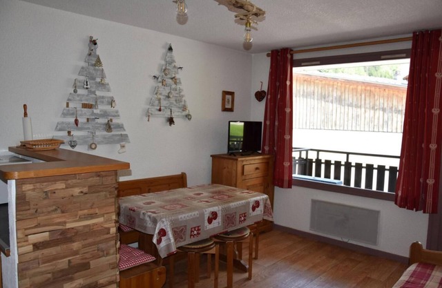 10m from resort center, 2nd floor, balcony, parking, tv, ski locker, 36m², Pralognan-la-Vanoise