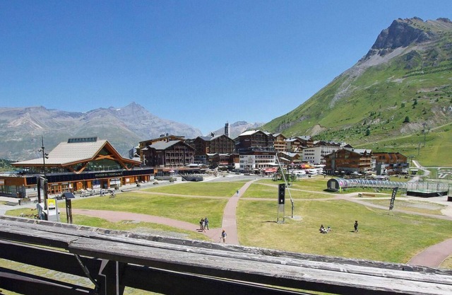 10m from ski slopes, 3rd floor, view mountain, balcony, tv, ski locker, 26m², Tignes