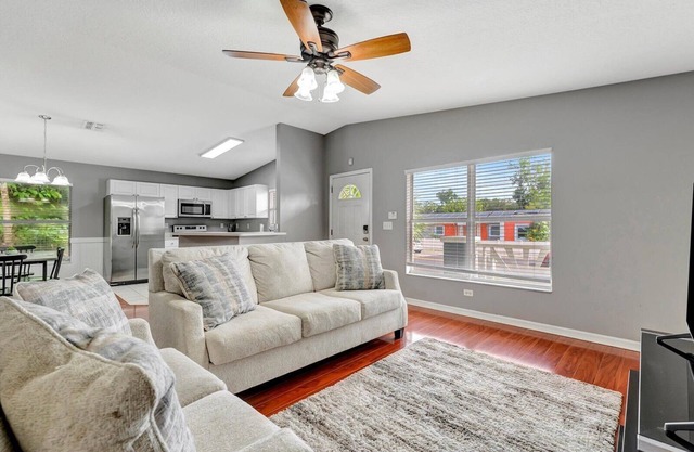 10min to Downtown - 3BD 2 Full Bath, Free Parking