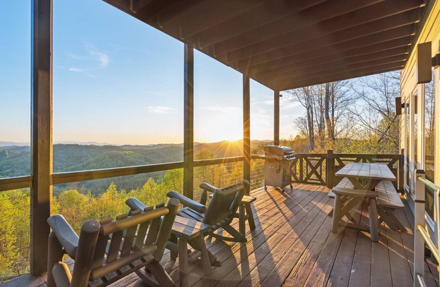 10min to Hatley Pointe~Views~ HotTub~ FirePit