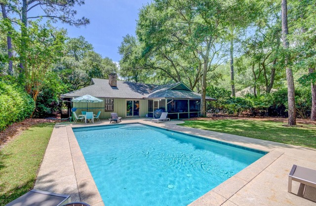 11 Deer Run: Beautiful home in Sea Pines with private pool. Walk to Beach