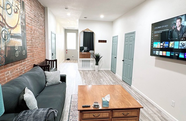 115#303/Vintage Meets Modern: Contemporary Loft