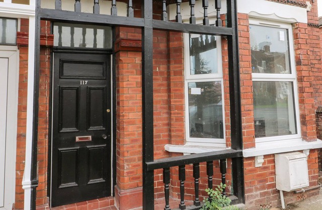 117 CARR LANE, pet friendly, character holiday cottage in York