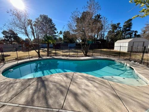12 guests. W/Ping pong, Air hockey, Volleyball!