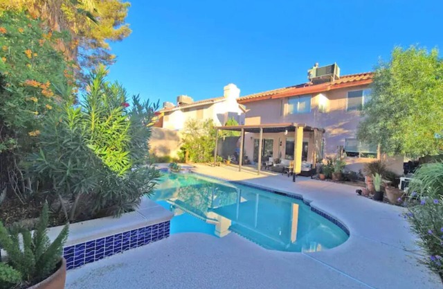 12 min to the Strip private house Pool Spa nice neighborhood close to everything