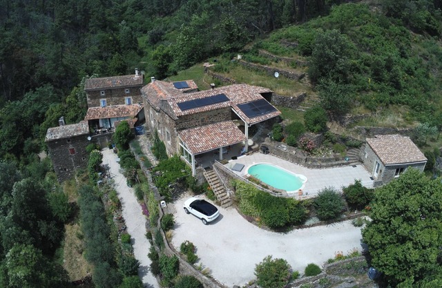 12-person house with swimming pool, covered terrace, barbecue, shops nearby