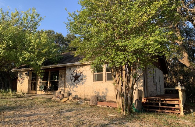1200 s/f country guest house 7 minutes to historic Main St. in Boerne!