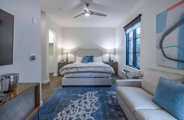 121 Hotel by AvantStay | Chic & Modern Superior Suite In Ideal Location!