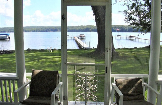 125 Ft of Lake Frontage - 5 Bedrooms, 2 Bathrooms