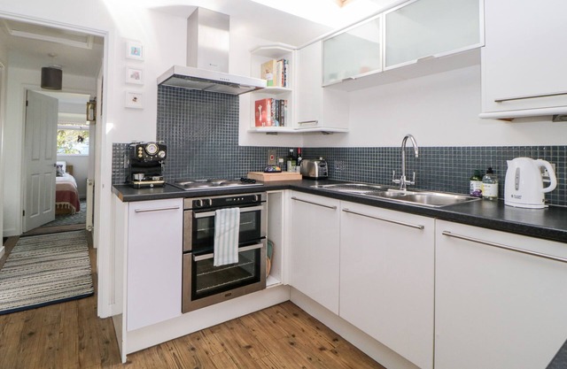 126 CUMBER CLOSE, pet friendly, with a garden in Malborough