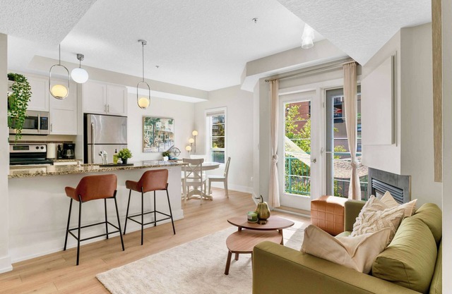 13th Ave - DT Calgary - 2BD 2BA - Sleeps 5