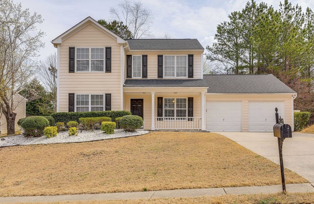 14 Mi to Lake Lanier: Family Home w/Yard