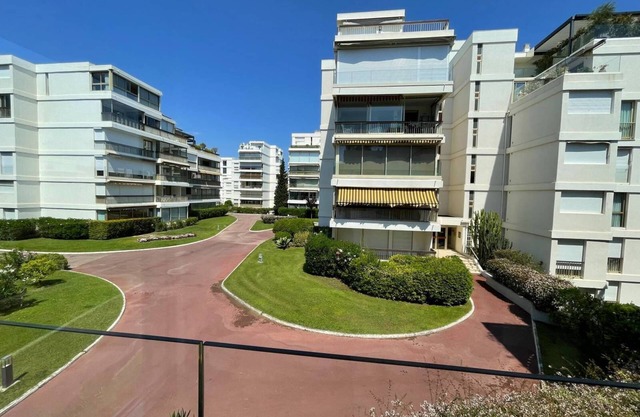 14390 Superb studio in a luxury residence by the sea in Mandelieu