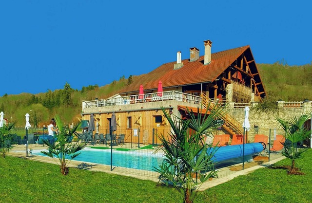 15 +12 people maximum Main gîte 15 pers/chalet dormitory 12 pers