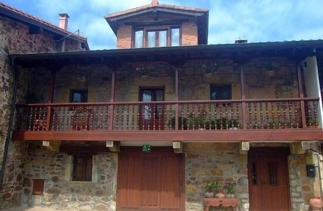 15 kms from CABARCENO and 2 kms from LIERGANES. Garden of 1000 meters.