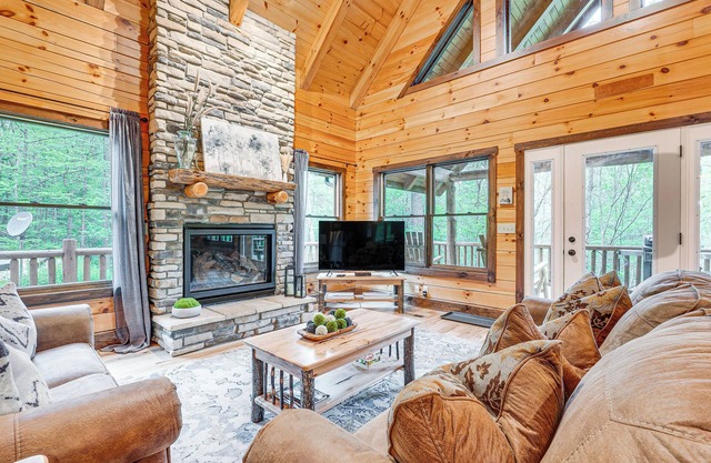 15 Mi to Hocking Hills: Secluded Cabin w/Hot Tub