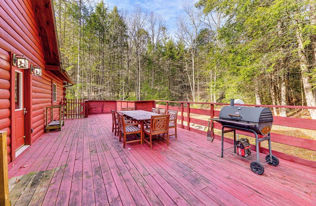 15 Mi to Snowshoe Resort: Cabin w/Deck & Fire Pit