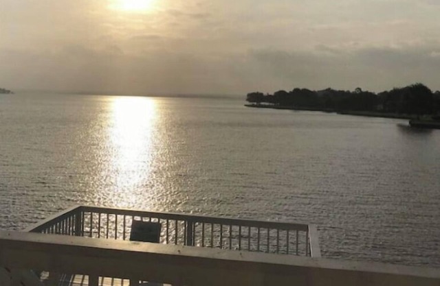 15 miles to Renaissance Fest-Beautiful Lakefront property-Weekly Discounts!