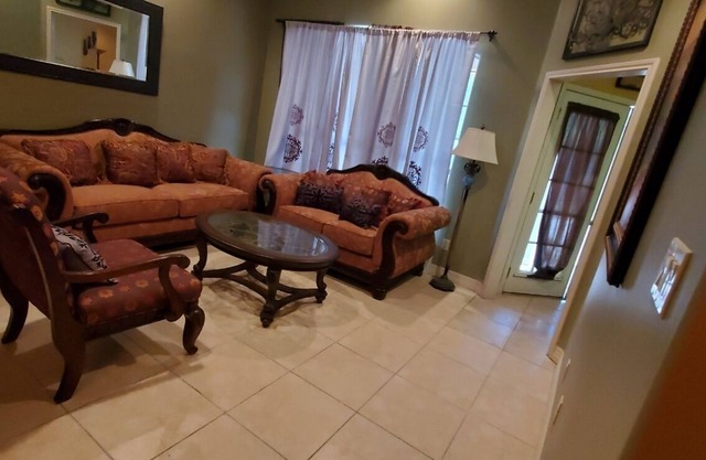 15 minutes to downtow convention center walking distance to walmart