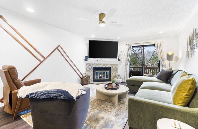 15% Off Pet-Friendly Condo at Pointe Royale water view and West Elm furniture!n