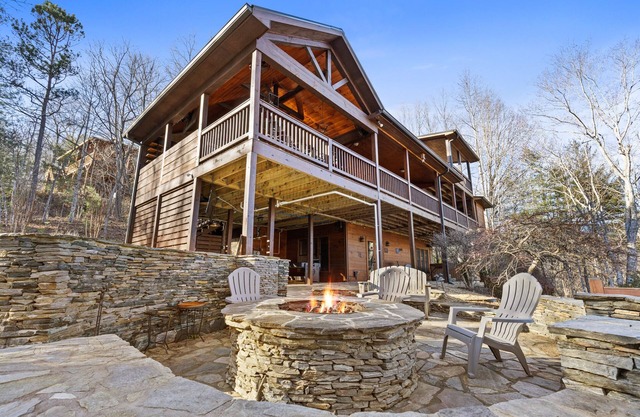 15% off Weekly Stays! Luxurious Large Blue Ridge Mtn. Cabin with Hot Tub!