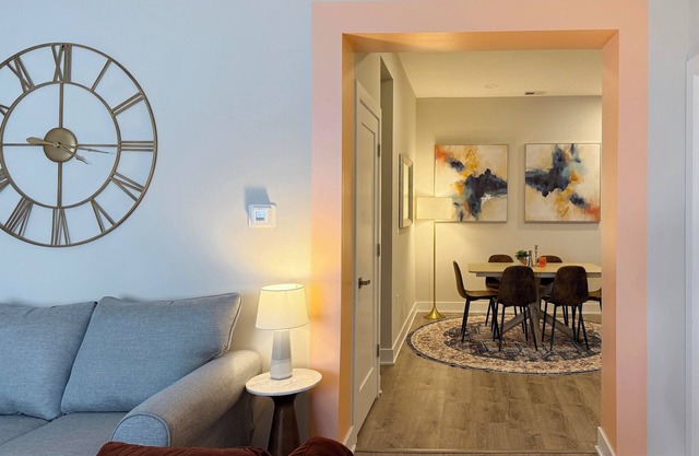 1500 ft² Space/2 Bedroom 1.5 Bathrooms Apt/5 Beds/SLEEPS 10