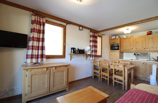 150m from ski slopes, Ground floor, view mountain, fitness, swimming pool, balcony, tv, ski locker