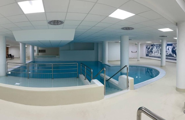 150m from ski slopes, 5th floor, view mountain, swimming pool, terrace, tv, ski locker, 74m²