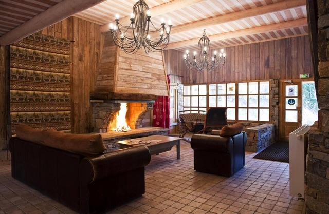 150m from ski slopes, fitness, swimming pool, sauna, fireplace or stove, tv, ski locker, 200m²