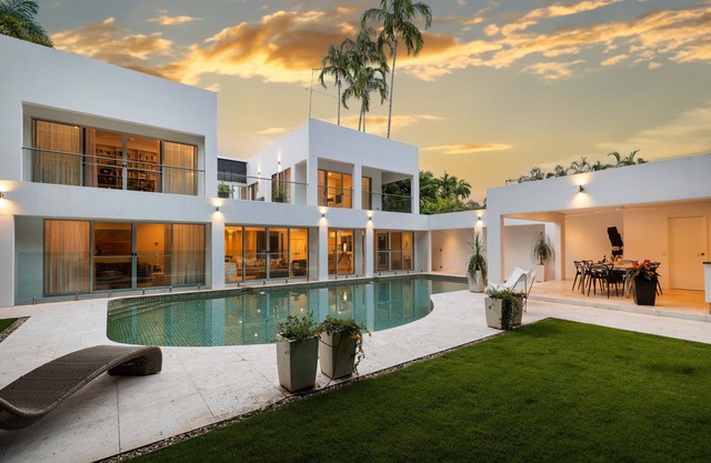 16 Solander Boulevard - Beachfront 4 Bedroom Luxury Home