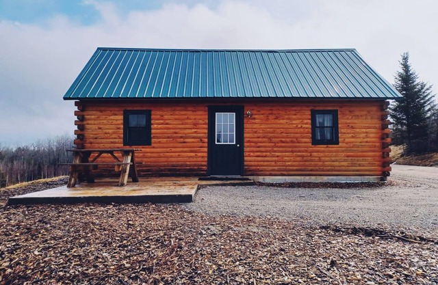 #17 - Flagpole View Cabins - Deluxe Cabin