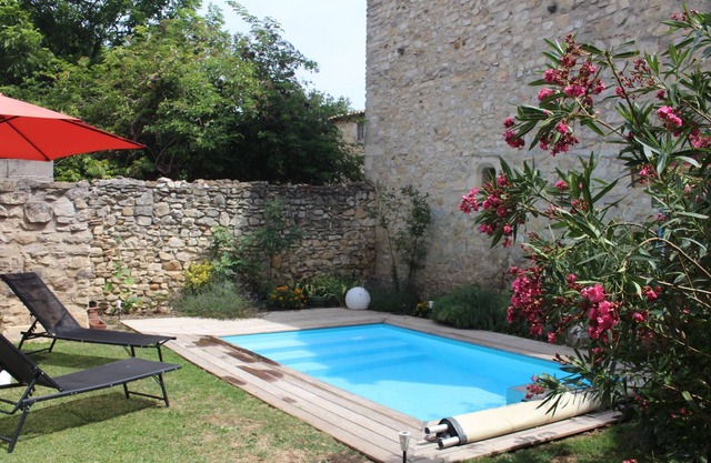 17th century house, at the foot of the castle and in the center of the village, near Avignon,