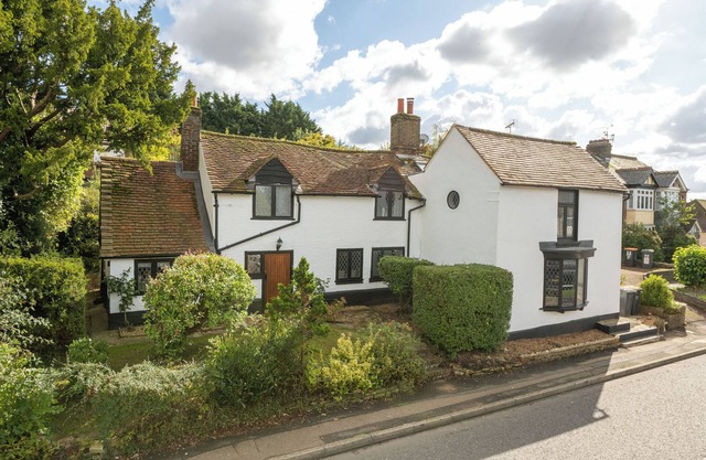 18 century cottage nr Harry Potter Studios, London & Luton Airport. Pet friendly