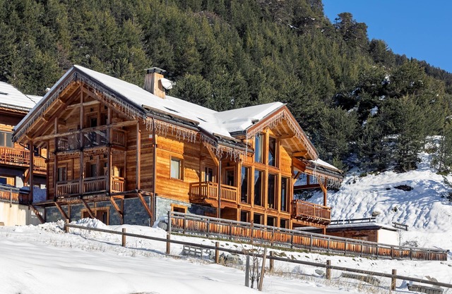 18-person luxury chalet