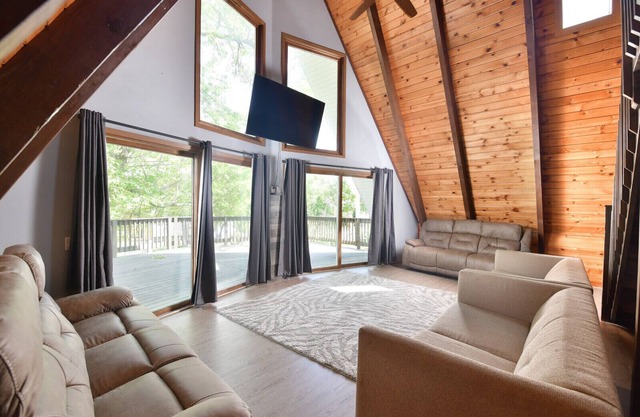 18 person Villa located right across Lake Delton