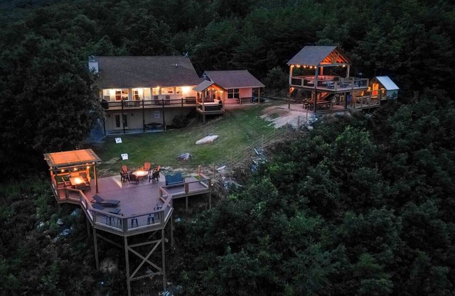 180° Smoky Views Hot Tub Game & Movie Room